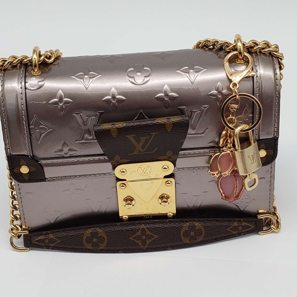 LV Gold Padlock Authentic 🔑 Luxury Bag Charm w/ Unbranded Flower Keychain - Picture 3 of 7